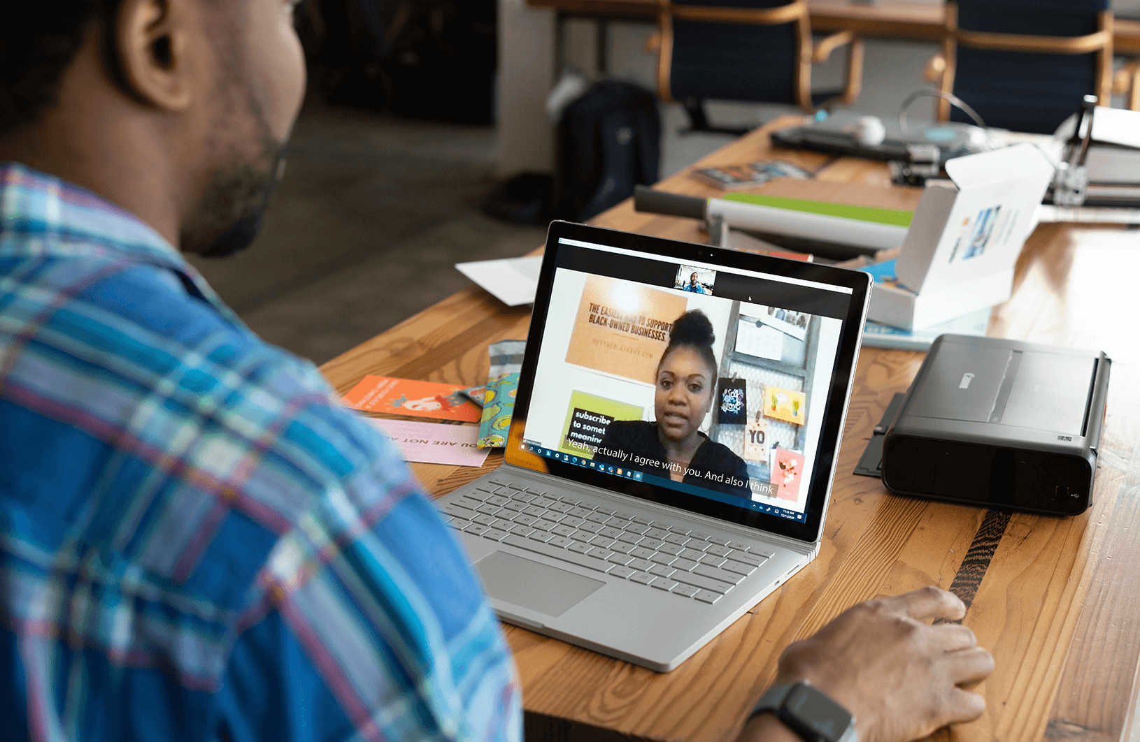 Virtual meeting setting that has live captions on computer screen